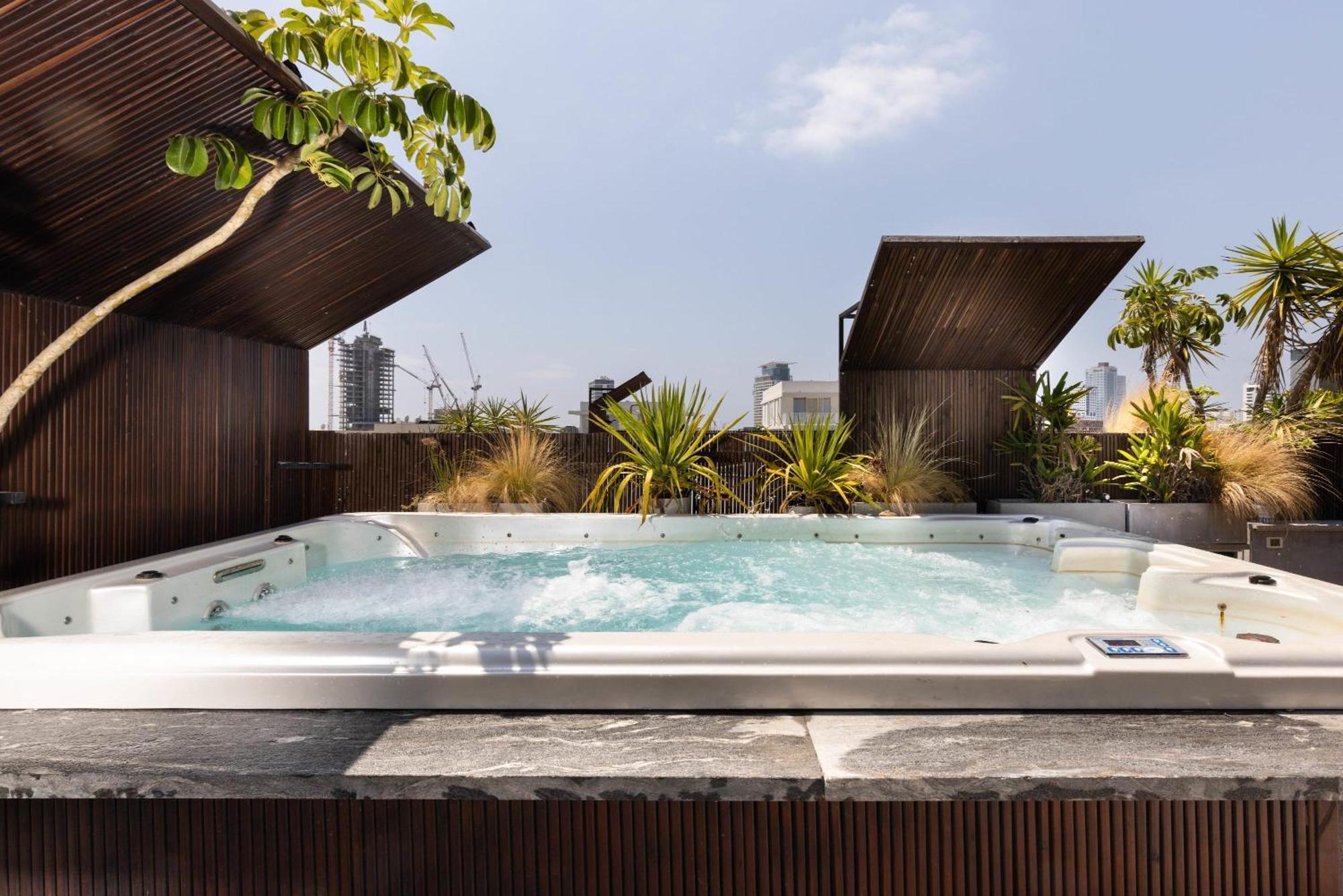 High Living Penthouse With Rooftop Pool